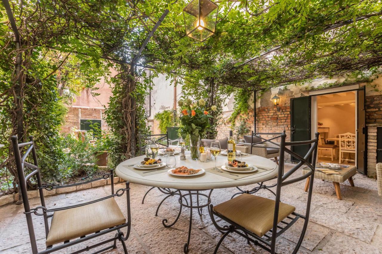 Luxury Garden House La Baruffa Ferienhaus *